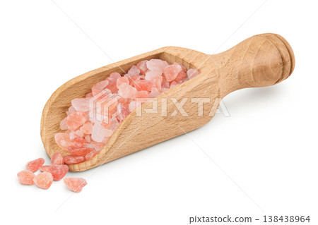 Pink Himalayan salt in wooden scoop isolated on white background with full depth of field 138438964
