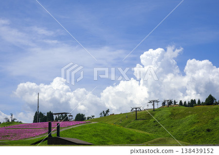 【滋賀縣】俯瞰琵琶湖和積雨雲的山丘 【滋賀縣】俯瞰琵琶湖和積雨雲的山丘 138439152