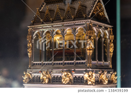 Shrine with relics of St. Stephan in St. Stephen Basilica in Budapest, Hungary Shrine with relics of St. Stephan in St. Stephen Basilica in Budapest, Hungary 138439199