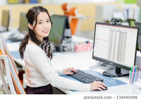 做文書工作的女商人在辦公室 做文書工作的女商人在辦公室 138440896