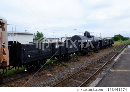 津輕鐵道的貨車停放在津輕五所川原站。 津輕鐵道的貨車停放在津輕五所川原站。 138441274