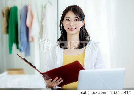 時裝設計師在辦公室工作 138441415