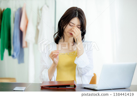 視疲勞婦女 138441419