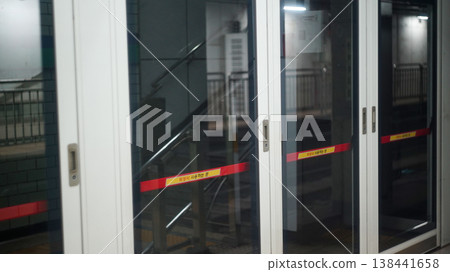 Safety doors on subway line 2 in Seoul, Korea Safety doors on subway line 2 in Seoul, Korea 138441658