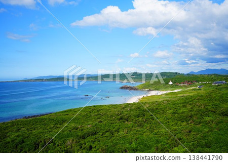 翡翠綠海,白色沙灘和綠色的小島 翡翠綠海,白色沙灘和綠色的小島 138441790