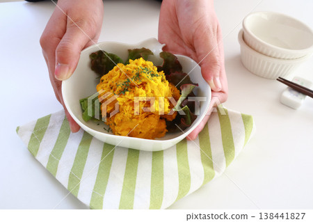 一隻手遞上南瓜沙拉 138441827