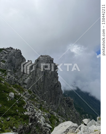 被雲覆蓋的山 被雲覆蓋的山 138442211