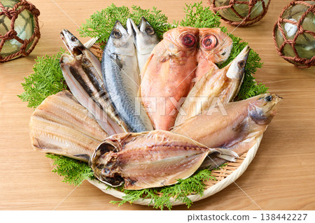 篩子上擺放著各種乾魚 138442227