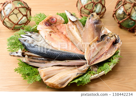 篩子上擺放著各種乾魚 篩子上擺放著各種乾魚 138442234