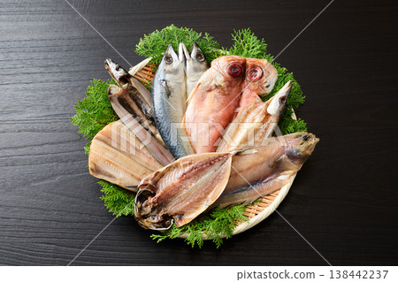 篩子上擺放著各種乾魚 篩子上擺放著各種乾魚 138442237