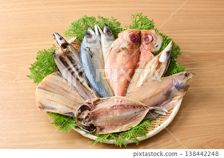 篩子上擺放著各種乾魚 138442248