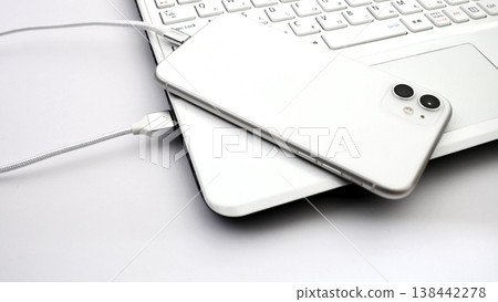 Smartphone connected to PC: Sync and transfer files. 138442278