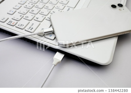 智慧型手機連接到電腦：同步和傳輸檔案。 138442280