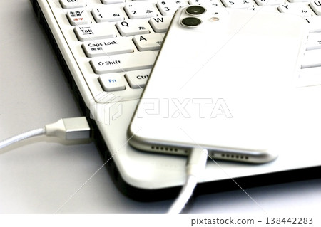 智慧型手機連接到電腦:同步和傳輸檔案。 智慧型手機連接到電腦:同步和傳輸檔案。 138442283