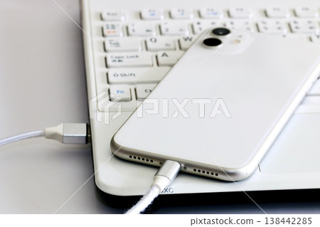 Smartphone connected to PC: Sync and transfer files. 138442285