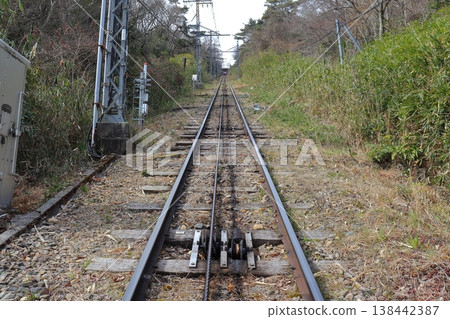 The steep incline of the Ikoma Cable Car tracks towards Ikoma Sanjo Station, as seen from Kasumigaoka Station (Ikoma City, Nara Prefecture). 138442387
