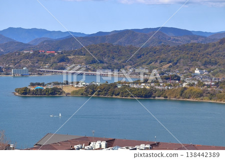 從奧草山眺望濱名湖、觀山寺和東名高速公路濱名湖服務區（靜岡縣濱松市）。 138442389