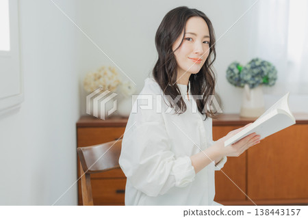 woman reading woman reading 138443157