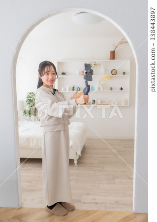 影片製作、拍攝方法、房產參觀、無線麥克風、錄影、影片直播、女性網紅、網紅 影片製作、拍攝方法、房產參觀、無線麥克風、錄影、影片直播、女性網紅、網紅 138443897