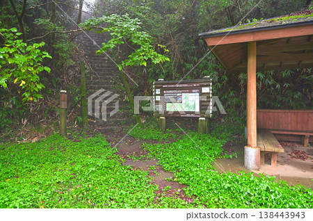 Izu Peninsula Ridge Trail: Entrance to Nishina Pass from Funahara Pass 138443943