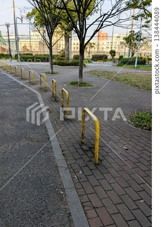 公園入口處的人行道和圍欄景色。 公園入口處的人行道和圍欄景色。 138444089