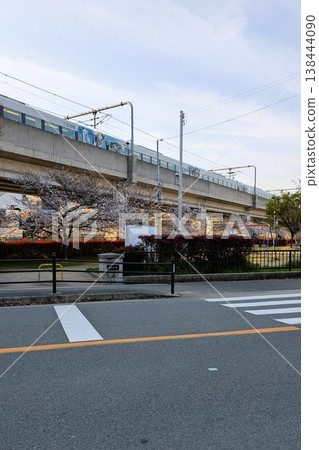 一座鐵路高架橋橫跨公園的景象。 138444090