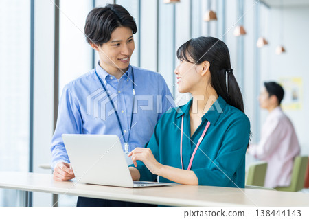 年輕的工程師在辦公室工作。照片由東京電子專門學校電波學園提供。 138444143