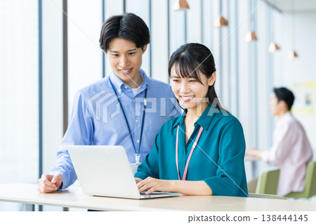 年輕的工程師在辦公室工作。照片由東京電子專門學校電波學園提供。 138444145