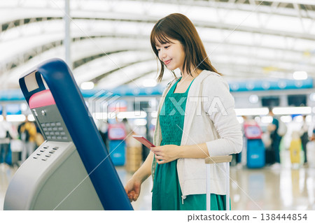 一名女子獨自在機場辦理登機手續(照片由關西國際機場(KIX)提供) 一名女子獨自在機場辦理登機手續(照片由關西國際機場(KIX)提供) 138444854