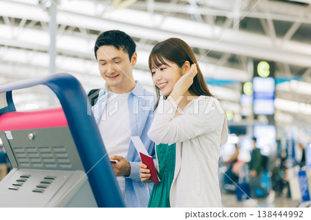 A couple using self-check-in at the airport. (Photo courtesy of Kansai International Airport (KIX)) 138444992