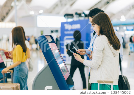 A couple using self-check-in at the airport. (Photo courtesy of Kansai International Airport (KIX)) 138445002