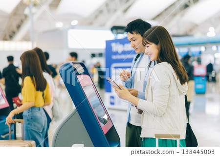 A couple using self-check-in at the airport. (Photo courtesy of Kansai International Airport (KIX)) A couple using self-check-in at the airport. (Photo courtesy of Kansai International Airport (KIX)) 138445003