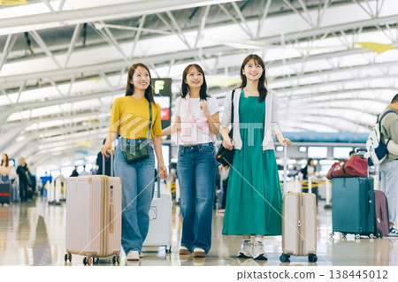 三位女性在機場準備出國旅行(攝影合作:關西國際機場(KIX)) 三位女性在機場準備出國旅行(攝影合作:關西國際機場(KIX)) 138445012