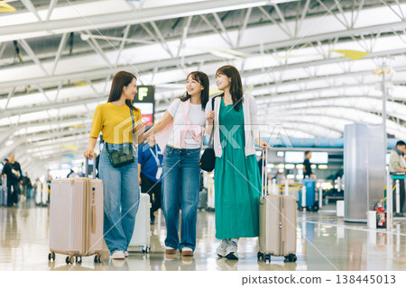 三位女性在機場準備出國旅行(攝影合作:關西國際機場(KIX)) 三位女性在機場準備出國旅行(攝影合作:關西國際機場(KIX)) 138445013