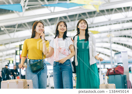 Three women at the airport heading off on an overseas trip. (Photography cooperation: Kansai International Airport (KIX)) Three women at the airport heading off on an overseas trip. (Photography cooperation: Kansai International Airport (KIX)) 138445014