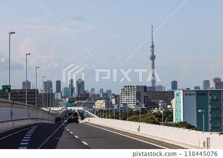 從首都高速公路深川線眺望東京晴空塔 從首都高速公路深川線眺望東京晴空塔 138445076