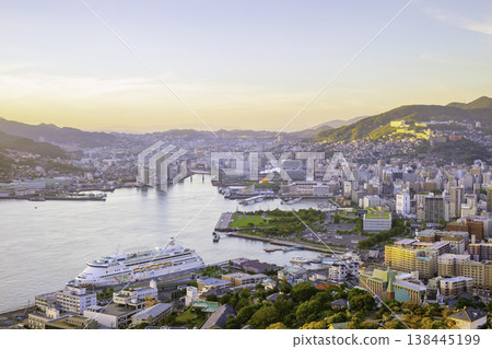 從鍋館山展望台（長崎縣長崎市鍋館山）可以欣賞到長崎的壯麗景色。 138445199