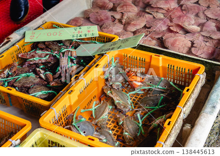 Crab fishing and harvesting scenes in Keelung, Taiwan (Portunus trituberculatus) 138445613