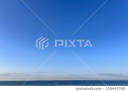 眼前是一片遼闊的地平線,湛藍的天空和平靜的大海。 眼前是一片遼闊的地平線,湛藍的天空和平靜的大海。 138445748