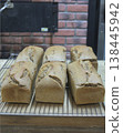 新鮮出爐的石爐黑麥麵包（Kastenmischbrot）。 138445942
