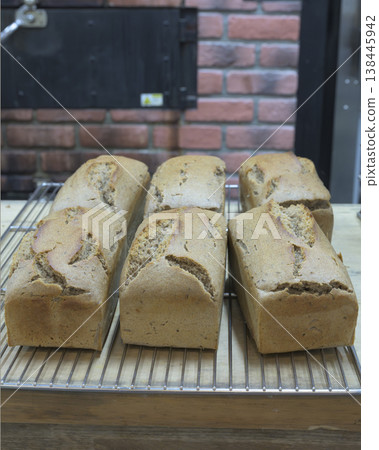 新鮮出爐的石爐黑麥麵包(Kastenmischbrot)。 新鮮出爐的石爐黑麥麵包(Kastenmischbrot)。 138445942