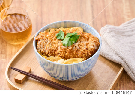 豬排蓋飯：豬排蓋在蛋上，點綴以三葉芹（日本香菜）。 138446147