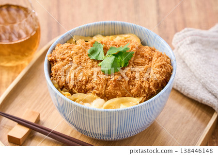 豬排蓋飯：豬排蓋在蛋上，點綴以三葉芹（日本香菜）。 138446148