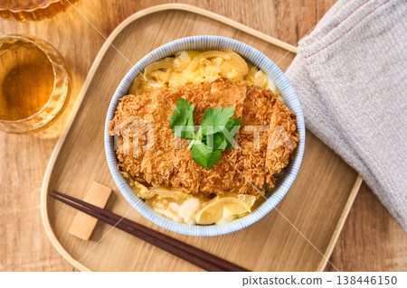 豬排蓋飯:豬排蓋在蛋上,點綴以三葉芹(日本香菜)。 豬排蓋飯:豬排蓋在蛋上,點綴以三葉芹(日本香菜)。 138446150