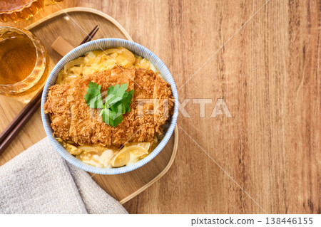 豬排蓋飯：豬排蓋在蛋上，點綴以三葉芹（日本香菜）。 138446155