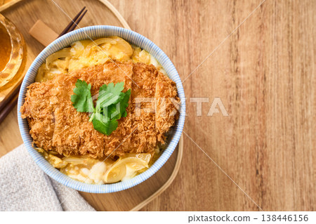豬排蓋飯:豬排蓋在蛋上,點綴以三葉芹(日本香菜)。 豬排蓋飯:豬排蓋在蛋上,點綴以三葉芹(日本香菜)。 138446156