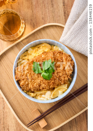 豬排蓋飯：豬排蓋在蛋上，點綴以三葉芹（日本香菜）。 138446159