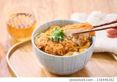豬排蓋飯:豬排蓋在蛋上,點綴以三葉芹(日本香菜)。 豬排蓋飯:豬排蓋在蛋上,點綴以三葉芹(日本香菜)。 138446162