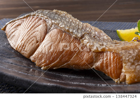 烤魚。烤鮭魚盛於盤中。 烤魚。烤鮭魚盛於盤中。 138447324