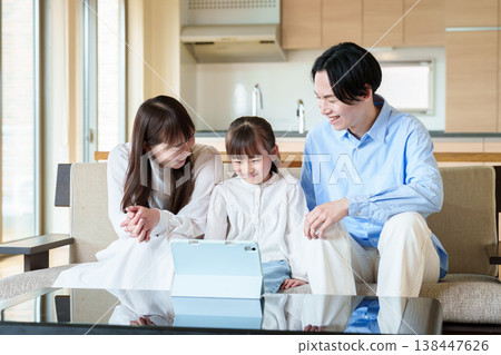 一家人正在看平板電腦:父母與孩子、夫妻、女孩 一家人正在看平板電腦:父母與孩子、夫妻、女孩 138447626